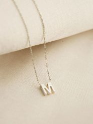 Lodie Silver Srebrny naszyjnik "M" z zaweiszką - dł. 43 cm rozmiar: onesize. Szare naszyjniki Lodie Silver, srebrne. Za 70.24 zł.