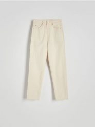 Jeansy mom fit slim - beżowy. Brązowe jeansy Reserved, bez wzorów, z podwyższonym stanem. W wyprzedaży za 99.99 zł.