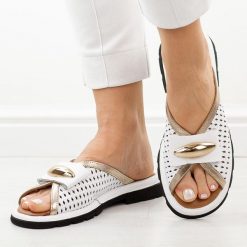 Białe skórzane klapki damskie T.Sokolski 26008. Białe klapki Sokolski, z aplikacjami, ze skóry, bez obcasa, na płaskiej podeszwie. Za 299.00 zł.