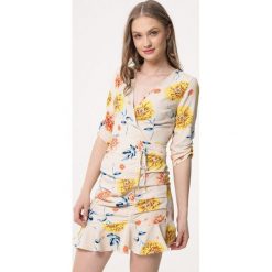 Beżowa Sukienka Florid. Brązowe sukienki Born2be, na spotkanie biznesowe, l, bez wzorów, bez kołnierzyka, bez ramiączek, mini, kopertowe. Za 54.99 zł.