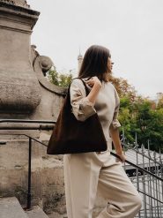 Maison héritage PARIS Skórzana torebka "Maldives" w kolorze jasnobrązowym - 44 x 38,5 cm rozmiar: onesize. Brązowe torby na ramię Maison héritage PARIS, bez wzorów, z materiału, na ramię, bez dodatków. Za 362.85 zł.