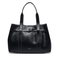 Torebka Calvin Klein. Czarne torebki klasyczne Calvin Klein, bez wzorów, bez dodatków. Za 749.99 zł.