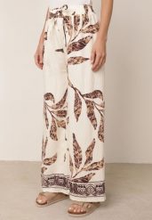 Brązowe Spodnie Wiskozowe Szerokie z Florystycznym Motywem Casual Nelinore. Brązowe spodnie materiałowe Born2be, na co dzień, bez wzorów, z jeansu. Za 49.99 zł.