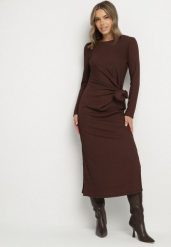 Brązowa Taliowana Sukienka z Ozdobnym Wiązaniem i Rozcięciami Esilda. Brązowe sukienki Born2be, na co dzień, m, bez wzorów, eleganckie, bez kołnierzyka, bez ramiączek, maxi. Za 109.99 zł.
