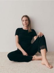 Dwuczęściowa piżama - czarny. Czarne piżamy Reserved, bez wzorów, z dzianiny, bez ramiączek. W wyprzedaży za 99.99 zł.