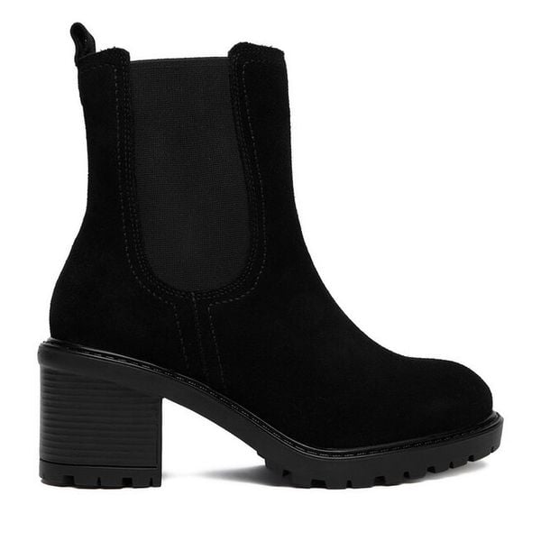Botki Lasocki. Czarne botki Lasocki, bez wzorów, bez obcasa, na słupku, bez zapięcia. Za 249.99 zł.