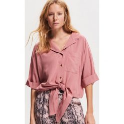 Gładka koszula z wiązaniem - Różowy. Koszule Reserved. Za 79.99 zł.