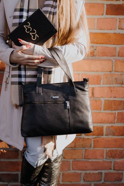 Shopperka skórzana SHE 695 czarna. Czarne shopper SHE, bez wzorów, ze skóry, biznesowe, bez dodatków. Za 229.99 zł.