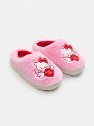 Kapcie z futerkiem Hello Kitty - różowy. Czerwone obuwie domowe Sinsay, bez wzorów, bez zapięcia. Za 35.99 zł.