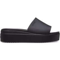Klapki plażowe damskie Crocs Brooklyn Slide. Czarne klapki Crocs, bez wzorów, bez obcasa. Za 165.99 zł.