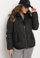 Czarna Pikowana Kurtka z Materiałowym Kapturem i Kieszeniami Ravalynne. Czarne kurtki sportowe Born2be, l, bez wzorów, z jeansu, trekkingowe. Za 209.99 zł.