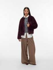 Vero Moda Kurtka "VMSONJALIGA" w kolorze bordowym ze sztucznego futerka rozmiar: XL. Czerwone kurtki Vero Moda, xl, bez wzorów, bez kaptura. Za 165.99 zł.