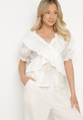 Biała Bluzka Ozdobiona Falbankami Alisova. Białe bluzki Born2be, bez wzorów, z jeansu, eleganckie, bez kołnierzyka, bez ramiączek. W wyprzedaży za 84.99 zł.