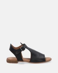 CZARNE SANDAŁY Z WYCINANĄ CHOLEWKĄ 0028410 BLACK. Czarne sandały Venezia, bez wzorów, ze skóry, bez obcasa, bez zapięcia. Za 299.00 zł.