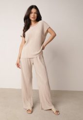 Beżowe Szerokie Spodnie z Wysokim Stanem ze Zwiewnej Tkaniny z Plisami Galiris. Brązowe spodnie materiałowe Born2be, do pracy, l, bez wzorów, z jeansu, z podwyższonym stanem, długie. Za 59.99 zł.