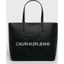 Calvin Klein Jeans - Torebka. Czerwone shopper Calvin Klein Jeans, bez wzorów, z jeansu, casualowe, na ramię, duże, z nadrukiem, bez dodatków. Za 429.90 zł.