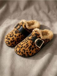 Klapki mule w panterkę z klamrą - wielobarwny. Klapki Sinsay, bez wzorów, bez obcasa. Za 45.99 zł.