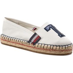 Espadryle TOMMY HILFIGER - Patch Espadrille FW0FW03846 Whisper White 121. Białe espadryle TOMMY HILFIGER, bez wzorów, z materiału, bez obcasa, na płaskiej podeszwie, bez zapięcia. W wyprzedaży za 209.00 zł.