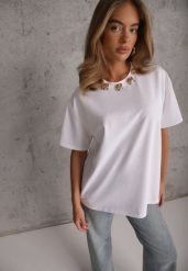 Biały Oversizowy T-shirt z Bawełny Zdobiony Kwadratowymi Aplikacjami Evesilea. Białe t-shirty Renee, uniwersalny, z aplikacjami, z bawełny, bez kołnierzyka, bez ramiączek. Za 69.99 zł.