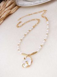 Pierres de Jade Pozłacany naszyjnik z elementami ozdobnymi - dł. 50 cm rozmiar: onesize. Białe naszyjniki Pierres de Jade, z perłą, pozłacane. Za 114.71 zł.