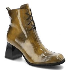 Botki damskie Clasicco, cholewka z lakierowanej skóry naturalnej z wysoką cholewką i sznurowaniem stabilny obcas o geometrycznym kształcie oraz gładk. Zielone botki Clasicco, na jesień, bez wzorów, ze skóry, przed kolano, bez obcasa, na obcasie, bez zapięcia. Za 339.00 zł.