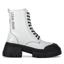 Trzewiki Nine West. Białe botki Nine West, bez wzorów, bez obcasa, na płaskiej podeszwie, bez zapięcia. Za 279.99 zł.