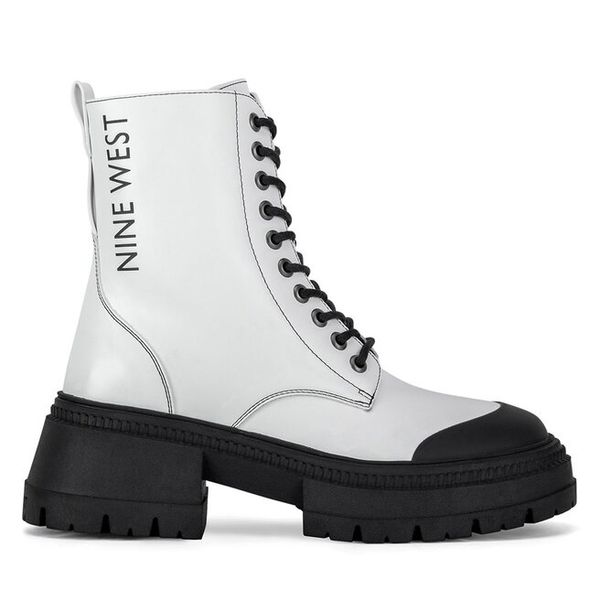 Trzewiki Nine West. Białe botki Nine West, bez wzorów, bez obcasa, na płaskiej podeszwie, bez zapięcia. Za 279.99 zł.