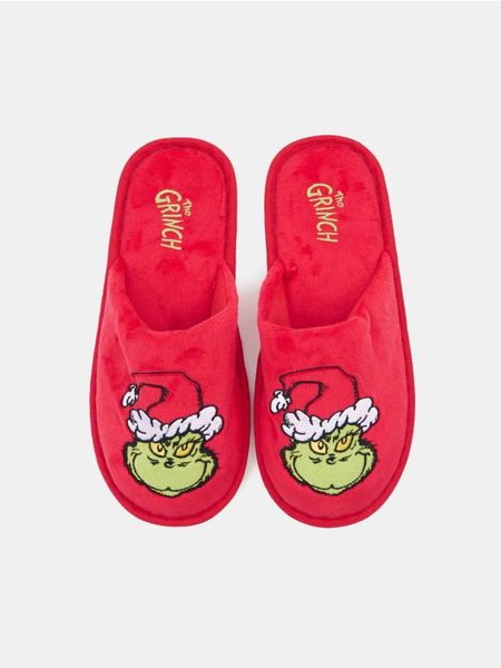 Ciepłe kapcie z motywem świątecznym Grinch - czerwony. Czerwone obuwie domowe Sinsay, bez wzorów, bez zapięcia. Za 35.99 zł.