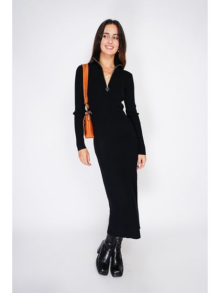 ASSUILI Kaszmirowa sukienka dzianinowa w kolorze czarnym rozmiar: 40. Czarne sukienki Assuili, bez wzorów, z dzianiny, klasyczne, bez kołnierzyka, bez ramiączek, maxi. Za 157.35 zł.