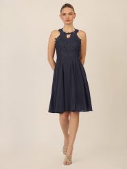 APART Sukienka w kolorze granatowym rozmiar: 38. Niebieskie sukienki Apart, bez wzorów, z koronki, bez kołnierzyka, bez ramiączek, midi. Za 252.99 zł.