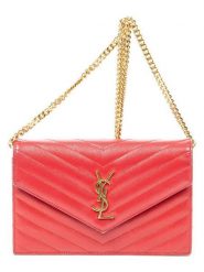 Yves Saint Laurent Skórzana torebka w kolorze czerwonym - 19 x 12 x 2 cm rozmiar: onesize. Czerwone torby na ramię YVES SAINT LAURENT, bez wzorów, z materiału, na ramię, pikowane, bez dodatków. Za 5,393.99 zł.