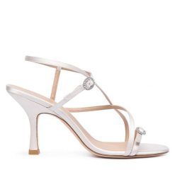 Sandały Stuart Weitzman. Białe sandały Stuart Weitzman, bez wzorów, bez obcasa, na szpilce, bez zapięcia. Za 2,319.00 zł.