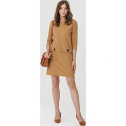 Camelowa Sukienka Fremont. Sukienki Born2be, na jesień, l, bez wzorów, z dzianiny, bez kołnierzyka, bez ramiączek, mini. Za 69.99 zł.