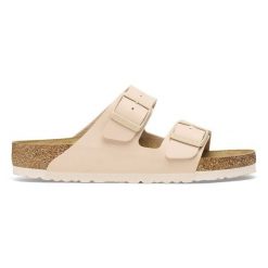BIRKENSTOCK ARIZONA BF NEW BEIGE Klapki damskie. Brązowe klapki Birkenstock, bez wzorów, z materiału, bez obcasa. Za 259.99 zł.