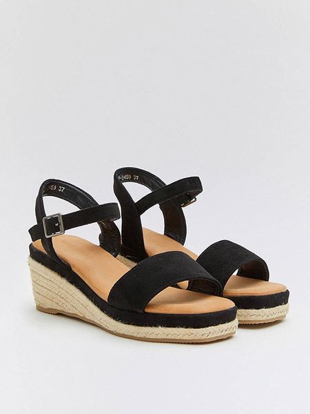 Bellucci Sandały w kolorze czarnym na koturnie rozmiar: 39. Czarne sandały Bellucci, bez wzorów, z otwartym noskiem, bez obcasa, na koturnie, bez zapięcia. Za 110.04 zł.