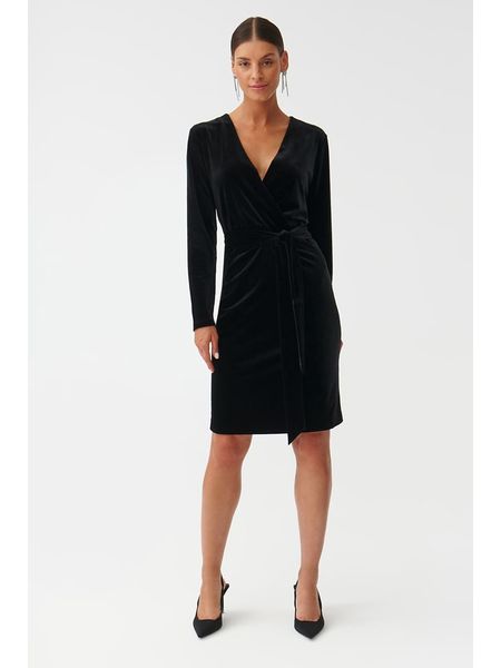 TATUUM Sukienka w kolorze czarnym rozmiar: XS. Czarne sukienki Tatuum, na co dzień, xs, bez wzorów, bez kołnierzyka, bez ramiączek, midi, proste. Za 100.52 zł.