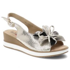 Sandały damskie S.Barski, cholewka ze skóry ekologicznej z szerokim paskiem z przodu ozdobna aplikacja kokardy, złote, GR61-5988. Żółte sandały S.BARSKI, z aplikacjami, ze skóry ekologicznej, bez obcasa, na koturnie, bez zapięcia. Za 189.00 zł.