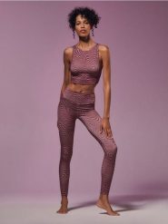Legginsy ze wzorem GYM HARD - wielobarwny. Legginsy Sinsay, l, bez wzorów, z włókna. Za 39.99 zł.