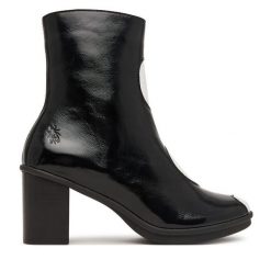Botki Fly London. Czarne botki Fly London, bez wzorów, bez obcasa, na słupku, bez zapięcia. Za 839.99 zł.