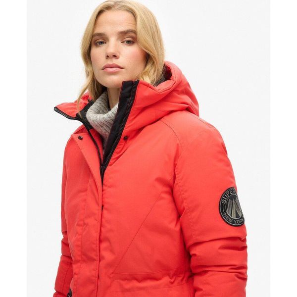 Kurtka Parka City z ociepleniem. Czerwone kurtki Superdry, eleganckie, bez kaptura. W wyprzedaży za 452.55 zł.