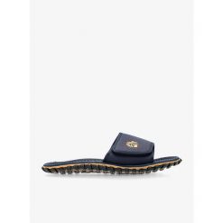 Klapki Gumbies Strider Slides. Niebieskie klapki Gumbies, bez wzorów, bez obcasa. Za 114.99 zł.