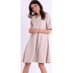 Sukienka w kolorze beżowym. Brązowe sukienki Jesienny butik, xs, bez wzorów, bez kołnierzyka, bez ramiączek, midi, rozkloszowane. W wyprzedaży za 169.95 zł.