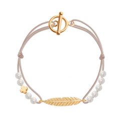 Bransoletka Martha Etincelle na cienkim sznurku w kolorze beżowym. Brązowe bransoletki Lilou, z perłą, pozłacane. Za 331.00 zł.