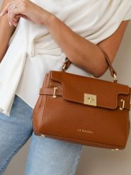 Lia Biassoni Skórzana torebka w kolorze jasnobrązowym - 30 x 22 x 10 cm rozmiar: onesize. Brązowe torby na ramię Lia Biassoni, bez wzorów, z materiału, przez ramię, bez dodatków. Za 339.99 zł.