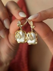 L'Atelier de Gaia Pozłacane kolczyki-wkrętki z cyrkoniami i perłami rozmiar: onesize. Białe kolczyki L'Atelier de Gaia, z cyrkonią, pozłacane. Za 113.63 zł.