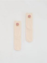 Skarpetki ze świąteczną naszywką - beżowy. Brązowe skarpety Reserved, z aplikacjami. Za 29.99 zł.