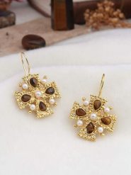 L'Atelier de Gaia Pozłacane kolczyki z tygrysim okiem i perłami rozmiar: onesize. Białe kolczyki L'Atelier de Gaia, z perłą, pozłacane, z zapięciem typu bigiel. Za 91.99 zł.