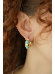 Pierres delicates Pozłacane kolczyki-kreole z turkusami rozmiar: onesize. Żółte kolczyki Pierres delicates, z turkusem, pozłacane. Za 72.45 zł.