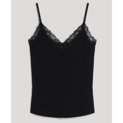 Damski prążkowany podkoszulek z bawełny organicznej z koronkowym wykończeniem Su. Czarne bielizna sportowa Superdry, bez wzorów, z bawełny. Za 107.05 zł.