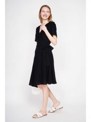 ASSUILI Sukienka w kolorze czarnym rozmiar: 42. Czarne sukienki Assuili, bez wzorów, bez kołnierzyka, bez ramiączek, midi, kopertowe. Za 130.99 zł.